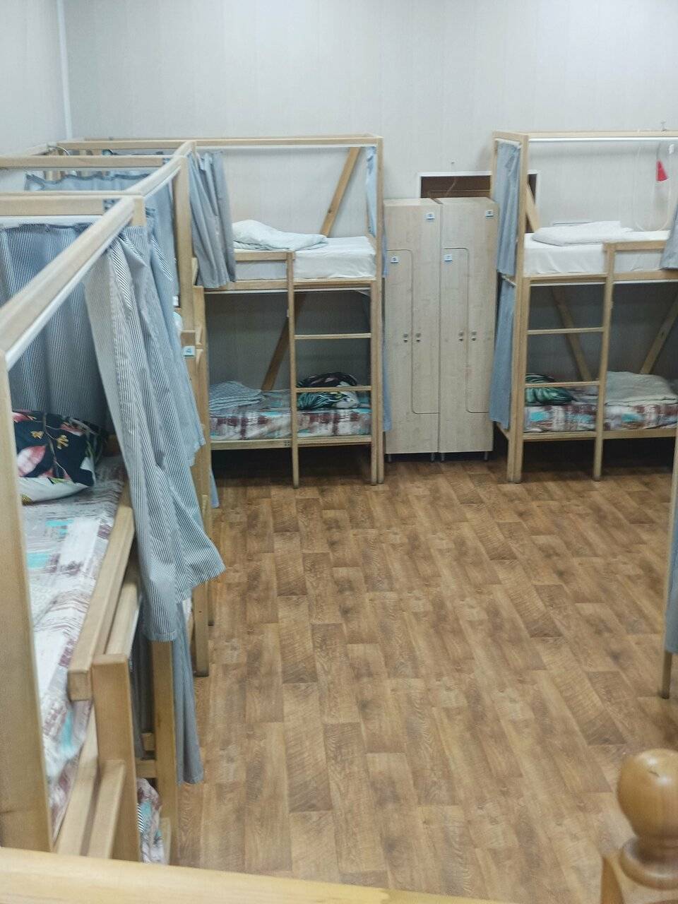 Общий номер для мужчин и женщин с 8 кроватями